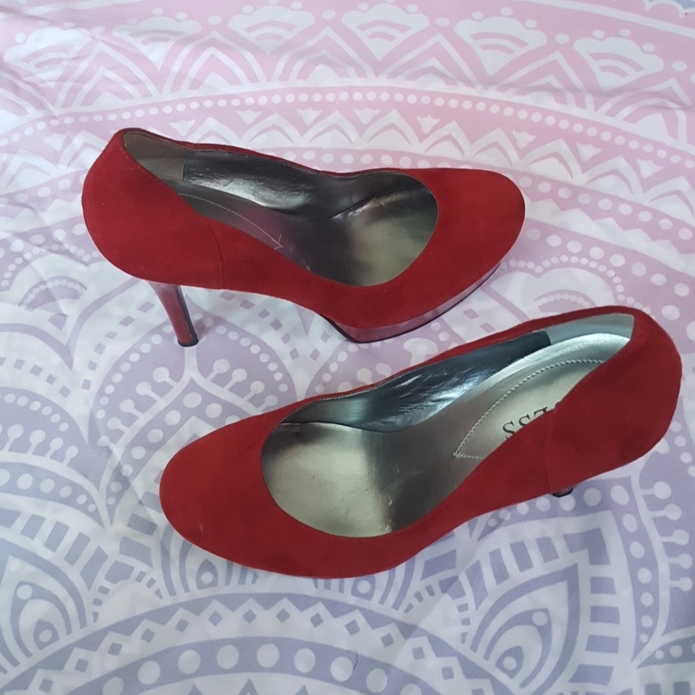 Red Guess heels - Picture 2 of 3